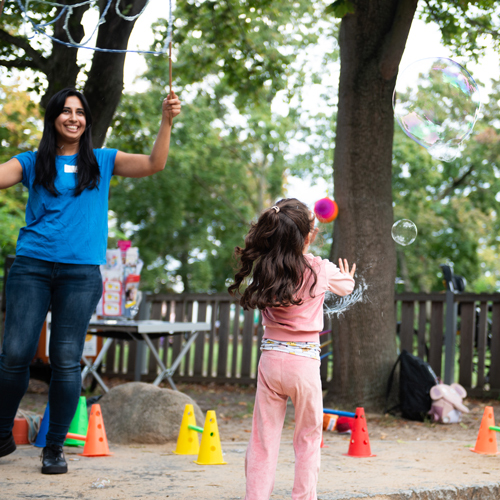 gemeinsames Spielen auf dem Spielplatz